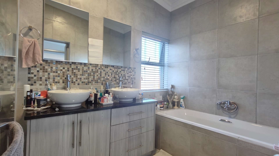 3 Bedroom Property for Sale in Hartenbos Heuwels Western Cape